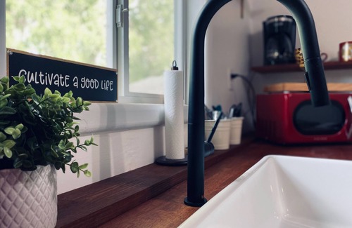 Russells Point House | Little Bear Cottage-3 blocks from the lake!