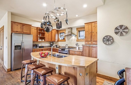 The Highlands House | Little Bear Lodge: Large Highlands Home, Private Hot Tub, Pet Friendly, Great Views!