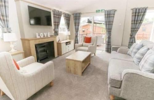 Malton House | Little Gem Lodge with Hot Tub