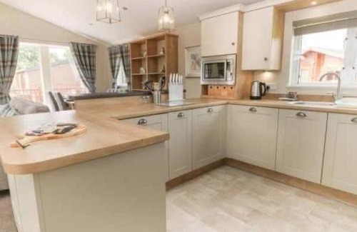 Malton House | Little Gem Lodge with Hot Tub
