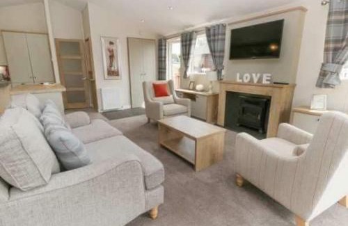 Malton House | Little Gem Lodge with Hot Tub