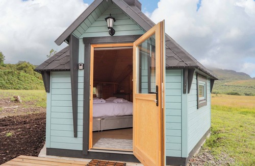 Balmacara Cottage | LITTLE LUXE LODGES 2, romantic, with a garden in Kyle Of Lochalsh