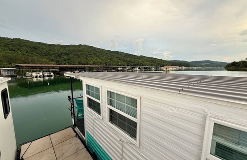 New Tazewell Boat Rental | Little Palm Tiny Houseboat on Norris Lake!