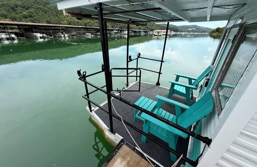 New Tazewell Boat Rental | Little Palm Tiny Houseboat on Norris Lake!