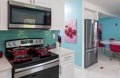 University Heights Apartment | Little Paris -5 star retreat