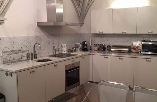 Santa Croce Apartment | Live in the Renaissance with Modern Comforts - few steps from Uffizi Gallery