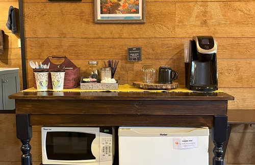 Dripping Springs Cottage | LIVE OAK LODGE: Charming Cabin at THE ALEXANDER AT CREEK ROAD for 2-4 Guests