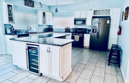 Ventnor City House | Lively Ventnor Street near Beach, Restaurants & Shops, Quick Uber to Casinos