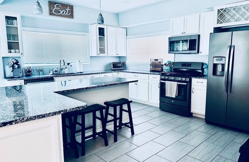 Ventnor City House | Lively Ventnor Street near Beach, Restaurants & Shops, Quick Uber to Casinos