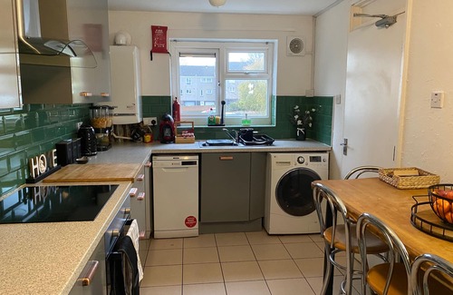 Wolverhampton House | Living Large 5BR Home - Parking - Ideal for Groups