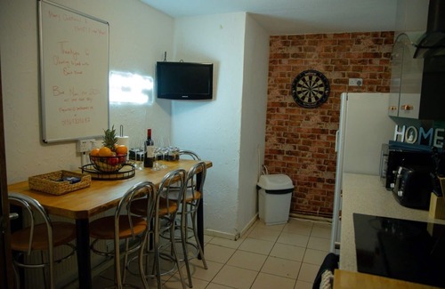 Wolverhampton House | Living Large 5BR Home - Parking - Ideal for Groups