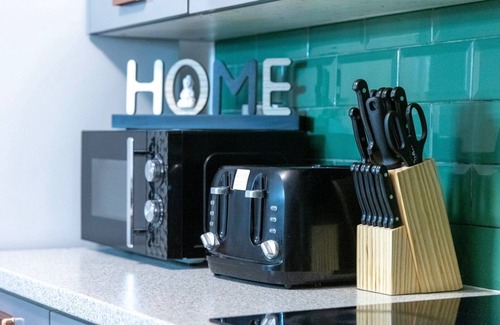 Wolverhampton House | Living Large 5BR Home - Parking - Ideal for Groups