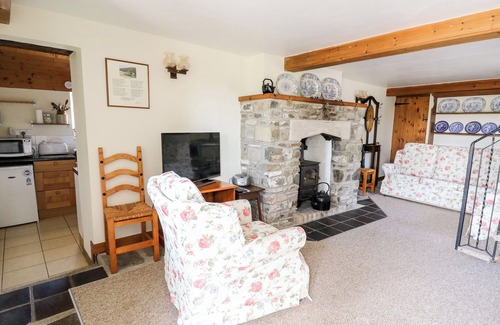 Llanwrda Cottage | LLETY'R WENNOL, pet friendly, character holiday cottage in Ffarmers