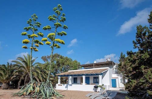 Formentera Cottage | Llevant House 4 pax. 2 bedrooms + 2 bathrooms. 800 meters from Migjorn beach.