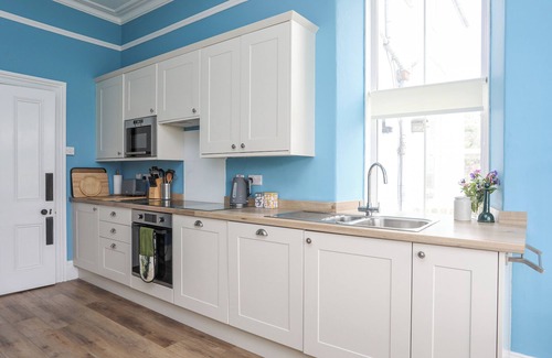 Criccieth House | LLYS OWEN, pet friendly, country holiday cottage in Criccieth