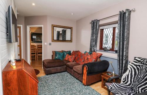 Carmarthen House | Llys-Yr-Onnen