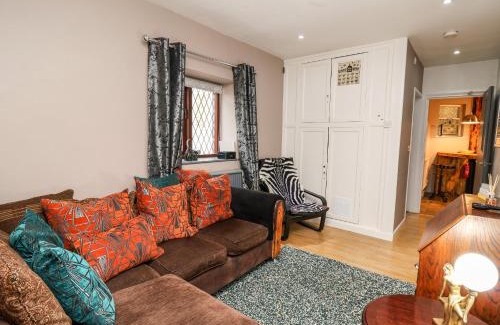 Carmarthen House | Llys-Yr-Onnen