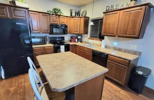 Sioux Falls House | LMD Townhouse 3 bdrm with HOT TUB and game room.