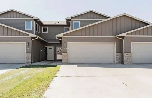 Sioux Falls House | LMD Townhouse 3 bdrm with HOT TUB and game room.