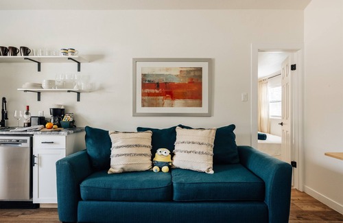 Sweetbriar Cottage | Local Art Vibes ✔️ Comfy Beds & Rain Shower ❤️ Walk to Downtown & Eats 🏡