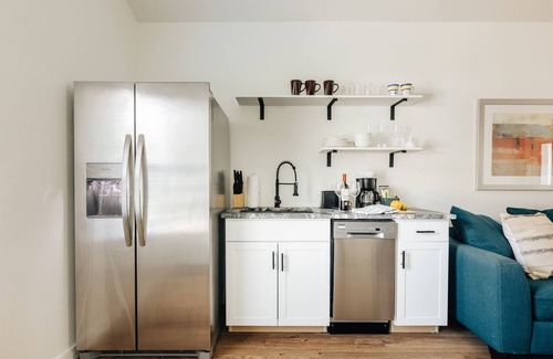 Sweetbriar Cottage | Local Art Vibes ✔️ Comfy Beds & Rain Shower ❤️ Walk to Downtown & Eats 🏡