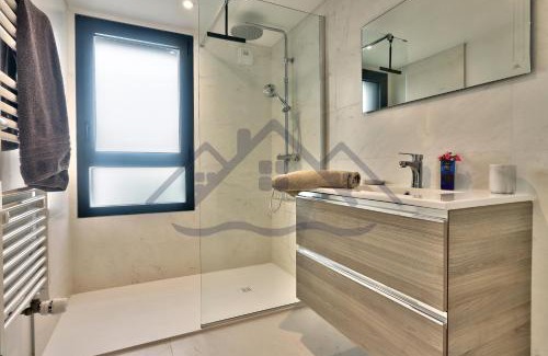 Guilvinec House | LocaLise - M14 - Caligourdaine - Maison d'exception - Construction de 2024 - à 30m de la mer et quelques pas des plages - extérieur clos - 4 places de parking privatives - wifi inclus - draps inclus - centre et port à 7 minutes à pied