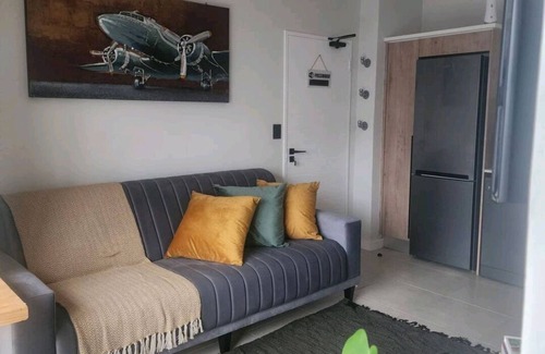 Greater Johannesburg Metropolitan Area Apartment | Located in Johannesburg,Sandton. A beautiful ultra modern 1 bedroom apartment.