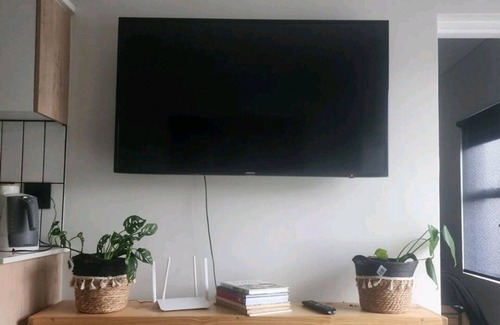 Greater Johannesburg Metropolitan Area Apartment | Located in Johannesburg,Sandton. A beautiful ultra modern 1 bedroom apartment.