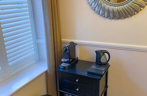 Padfield Apartment | Located in the heart of Glossop in the High Peak, Westwood Boutique Aparthotel combines comfort with convenience. Set against the breathtaking backdrop of the Peak District.