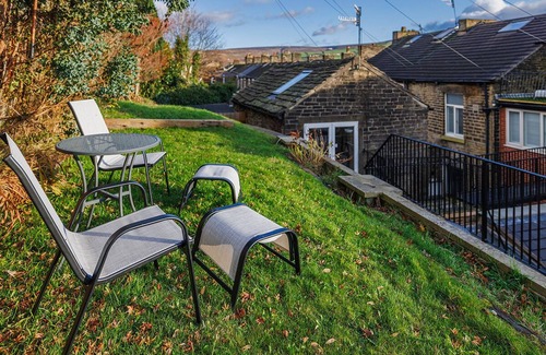 Padfield Apartment | Located in the heart of Glossop in the High Peak, Westwood Boutique Aparthotel combines comfort with convenience. Set against the breathtaking backdrop of the Peak District.