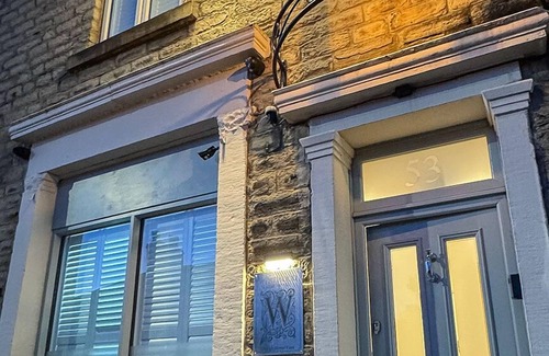 Padfield Apartment | Located in the heart of Glossop in the High Peak, Westwood Boutique Aparthotel combines comfort with convenience. Set against the breathtaking backdrop of the Peak District.