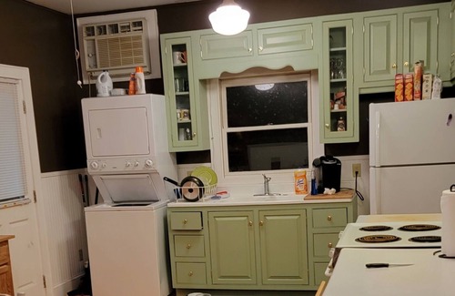 Crab Orchard Cabin | Located minutes from golf & a nature reserve, stay in a private 5 acre oasis