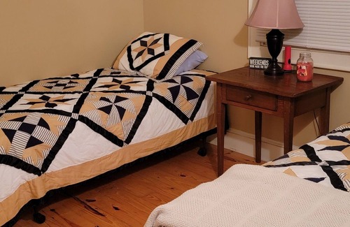 Crab Orchard Cabin | Located minutes from golf & a nature reserve, stay in a private 5 acre oasis