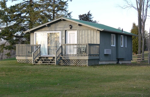 Fenelon Falls Cottage | Located on a Waterfront Golf Resort