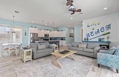 Bradenton Beach House | Location! Rooftop! Walk to Restaurants + Bars!