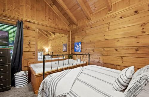 Gatlinburg - Pigeon Forge House | Location Smokies Log Cabin Hot Tub Fireplace