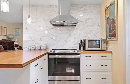 Locust Grove Cottage | Locust Garden, A North Downtown C'ville Guesthouse