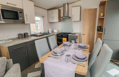 Bridlington Cottage | LODGE 7 - SEABREEZE RETREAT, pet friendly in Bridlington