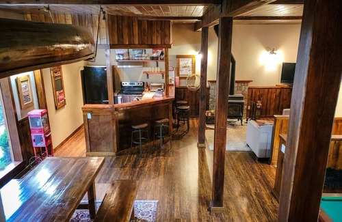 Beasley Cabin | Lodge in "The Woods Nelson" with Lake Views