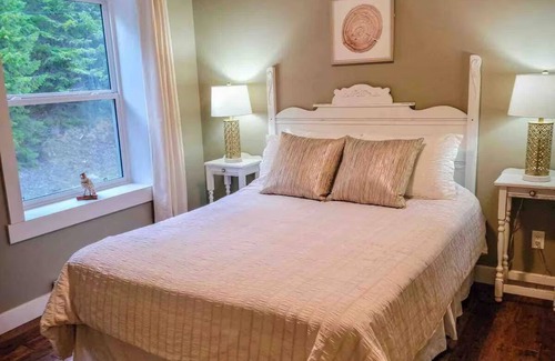 Beasley Cabin | Lodge in "The Woods Nelson" with Lake Views