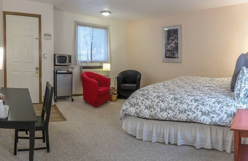 Ashland Hotel | Lodge Room 3 with Jacuzzi Tub at Green Springs Inn