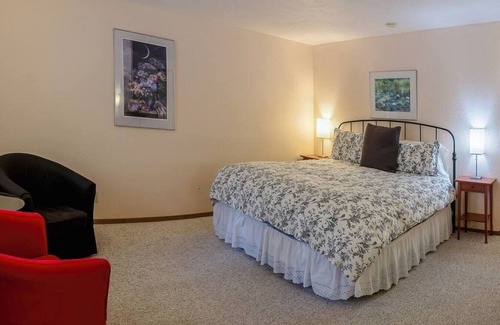 Ashland Hotel | Lodge Room 3 with Jacuzzi Tub at Green Springs Inn