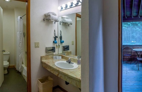 Ashland Hotel | Lodge Room 3 with Jacuzzi Tub at Green Springs Inn