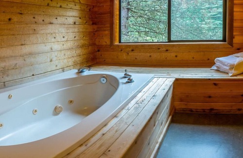 Ashland Hotel | Lodge Room 8 with Jacuzzi Tub at Green Springs Inn
