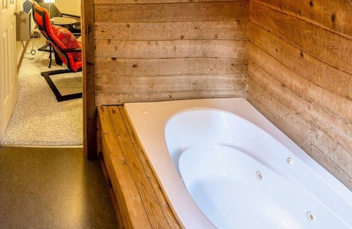 Ashland Hotel | Lodge Room 8 with Jacuzzi Tub at Green Springs Inn