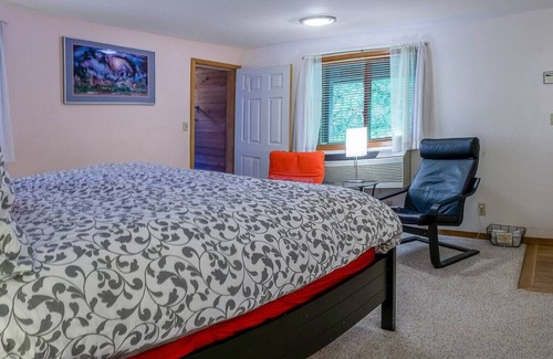 Ashland Hotel | Lodge Room 8 with Jacuzzi Tub at Green Springs Inn