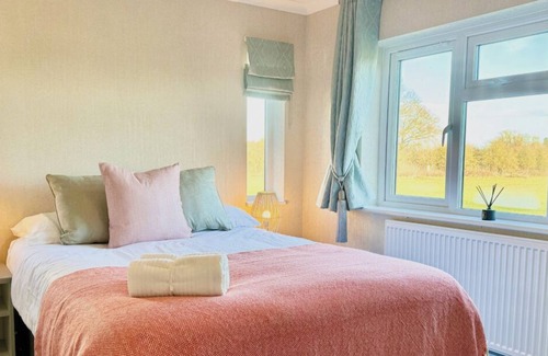 Ardens Grafton Cabin | Lodge with stunning countryside views - meters from the banks of the River Avon.