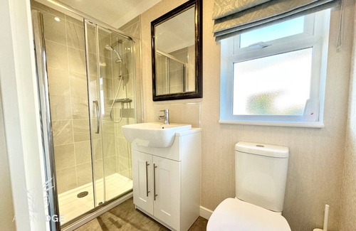 Ardens Grafton Cabin | Lodge with stunning countryside views - meters from the banks of the River Avon.