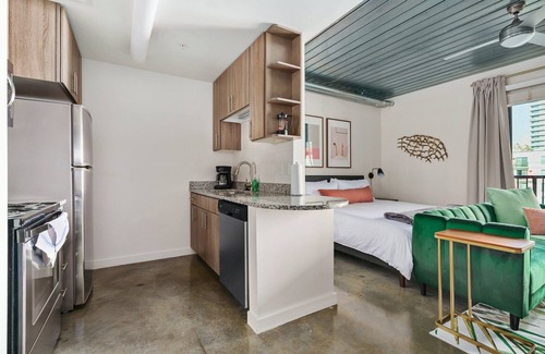 Midtown Apartment | Lodgeur | Artsy & airy studio loft | Midtown