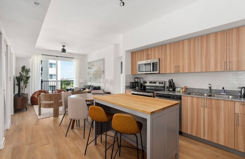 Addicks Apartment | Lodgeur | Trendy 3BR w/balcony | Energy Corridor